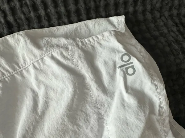 Alo yoga shorts - Image 3