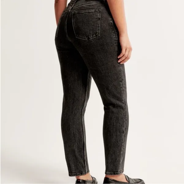 NWT Abercrombie & Fitch Curve Love High Rise Mom Jeans: Washed Black, Size 28 - Image 2