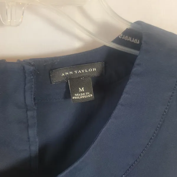 Ann Taylor Navy Blue Sleeveless Shell Blouse Classic Round Neck Career Top M - Image 2