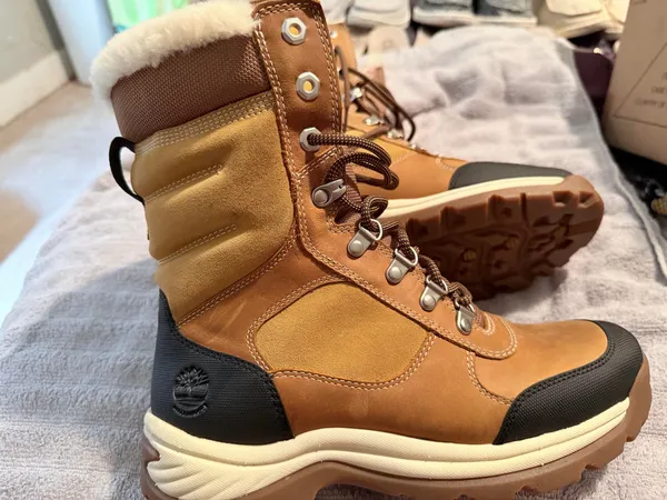 Timberland Womens 9 Tan Faux Fur Winter Boots Like New - Image 7