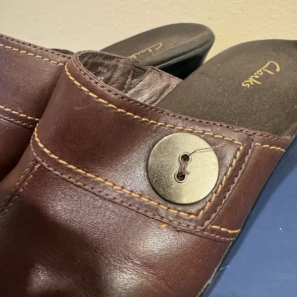 Clarks 8 M Women Brown‎ Leather Button Accent Clogs Mules Slip On Slides 8 M - Image 6