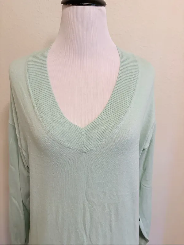 5/$30 🎈 Gap medium mint green v neck sweater - Image 4