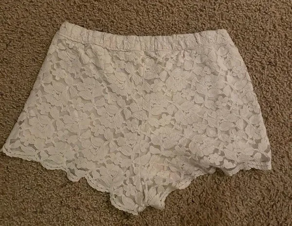 White lace Abercrombie and fitch mini shorts - Image 4