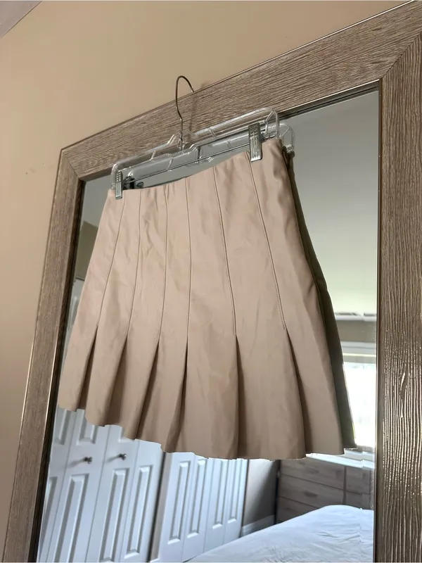 En Saison Cream Faux Leather Pleated High Rise Mini Skirt NWT Size Medium - Image 3
