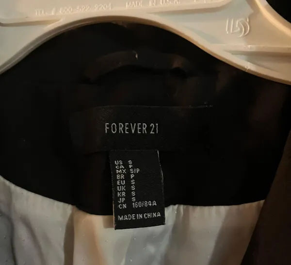 Forever 21 women Black blazer with lining size small Classic black blazer. Single-button closure. Tailored fit. Rm23A - Image 3