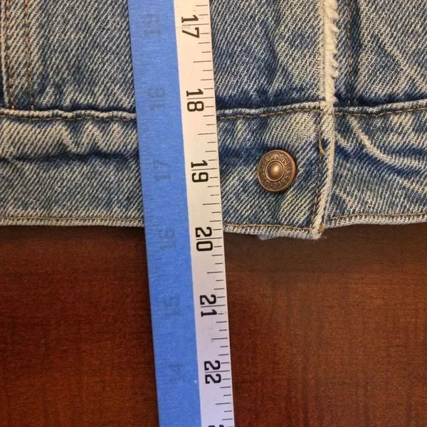 Levi’s Sherpa Jean jacket small light wash women’s - Image 3