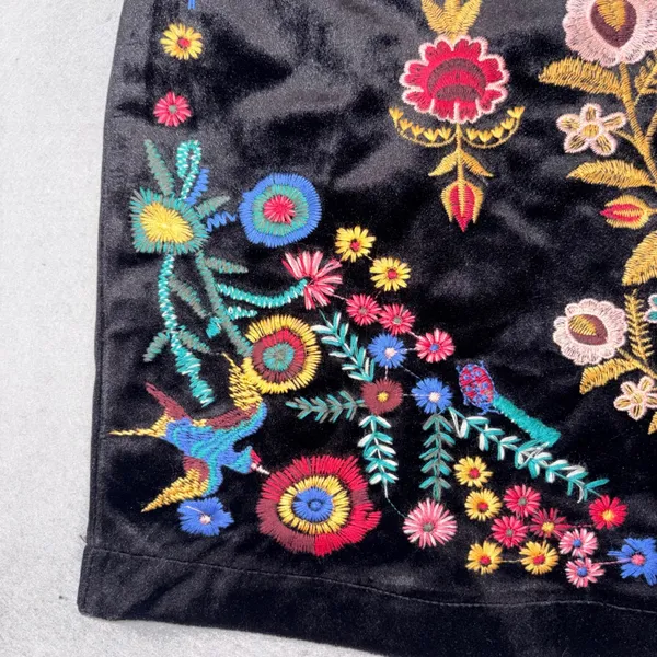 Umgee Floral Embroidered Velvet Mini Skirt Black Boho Bird Folk Art- Large NWT - Image 5