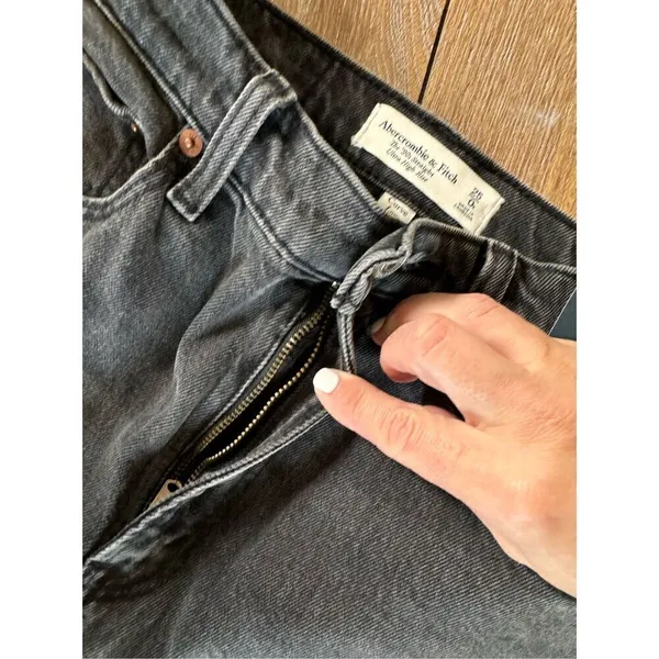 Abercrombie & Fitch NWT Grey The‎ 90s Straight Ultra High Rise Size 25 - Image 3