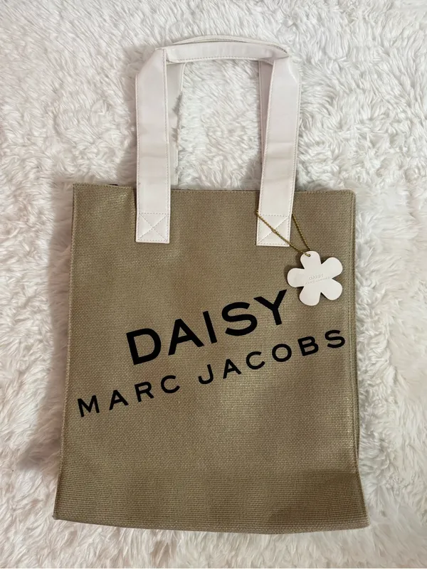Marc Jacobs Daisy Beige Canvas Tote with White Handles and Daisy Charm - Image 3