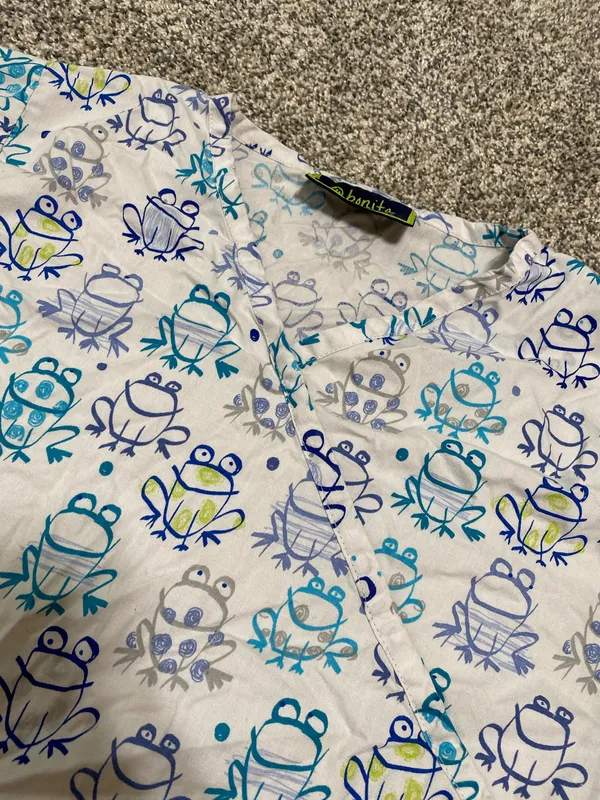 Bonita Frog Print Mock Wrap Scrub Top 🐸 Green Size M - Image 4