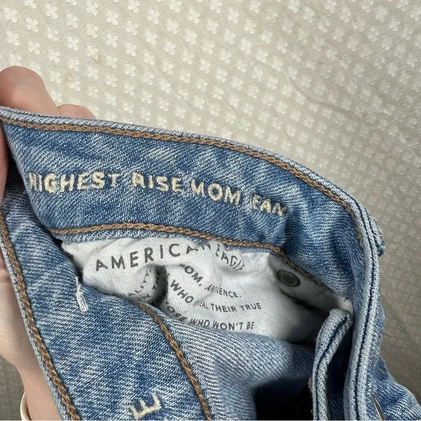 American Eagle Women Jeans Sz 6 Light Wash‎ Distressed Highest Rise Mom Denim - Image 5