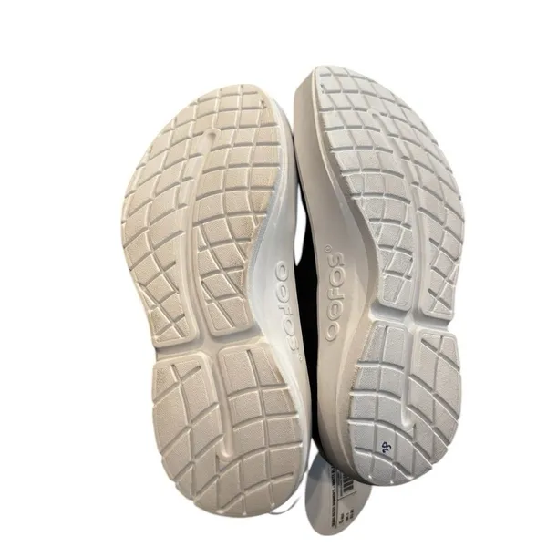 OOFOS OOmg Eezee Women’s White Black Sneakers 5 NWT - Image 4