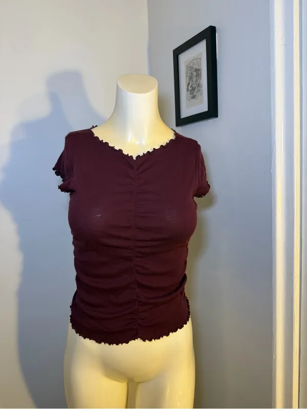 H&M Size Medium Casual Burgundy Red Ruched Lettuce Edge Short Sleeve Top - Image 3