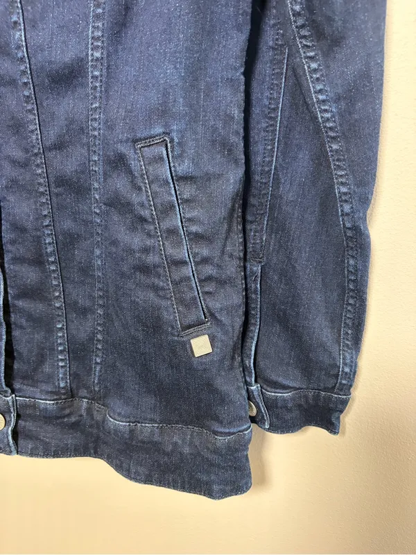 Lularoe Jean Jacket Dark Wash Denim Size medium - Image 4