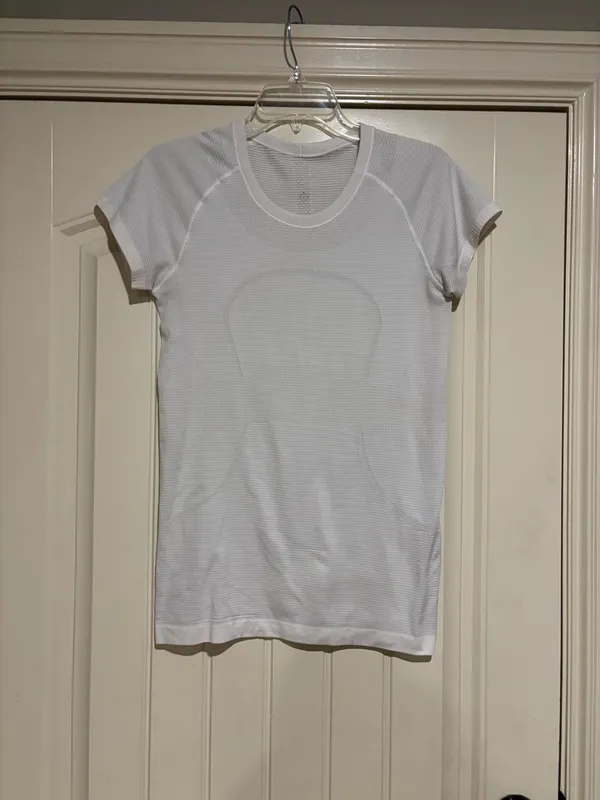 Lululemon White Swiftly Tech Short sleeve Shirt 2.0 hip length - Image 2