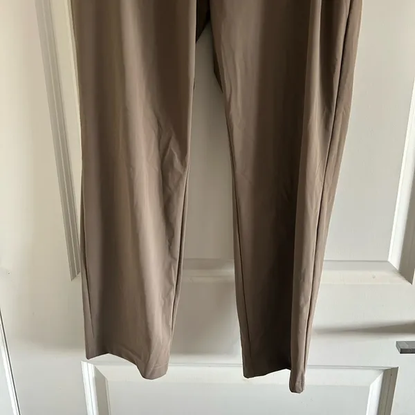 NWOT Vuori Cropped High-Rise Straight Pants in Taupe - Image 7