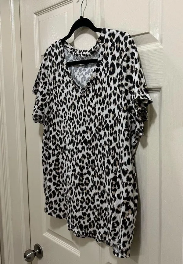 Old Navy short sleeve v-neck shirt leopard print size XL - Image 5