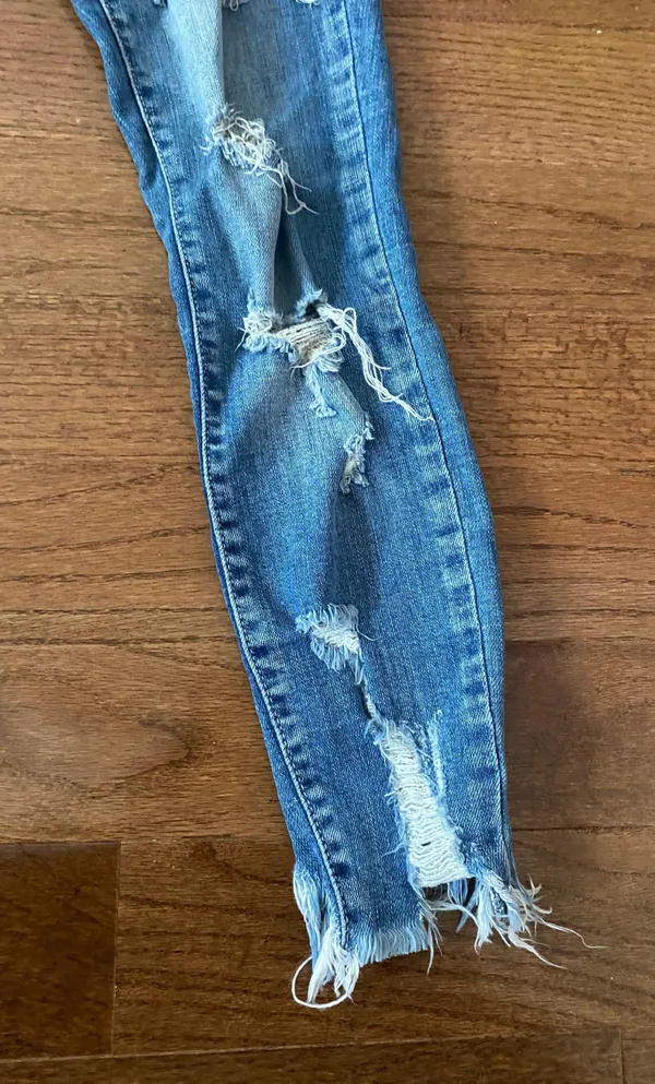 Lulus NWOT Cello light wash distressed skinny ripped jeans - Image 3