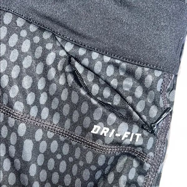 Nike Black Performance Leggings with Textured Pattern‎ Size Medium - Image 9