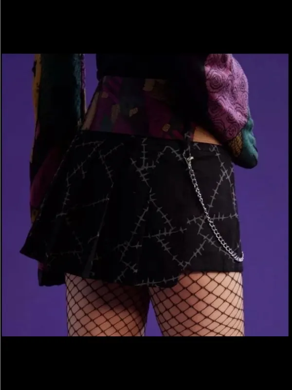 Black Pleated Stitch-Print Mini Skirt with Chain - Image 2