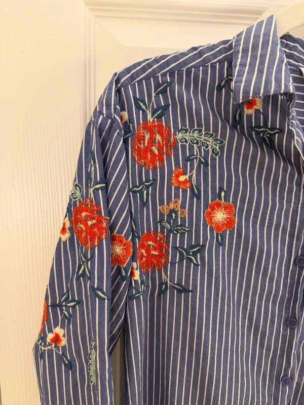 BeachLunchLounge Blue Striped Floral Embroidered Button Down Shirt Small - Image 4
