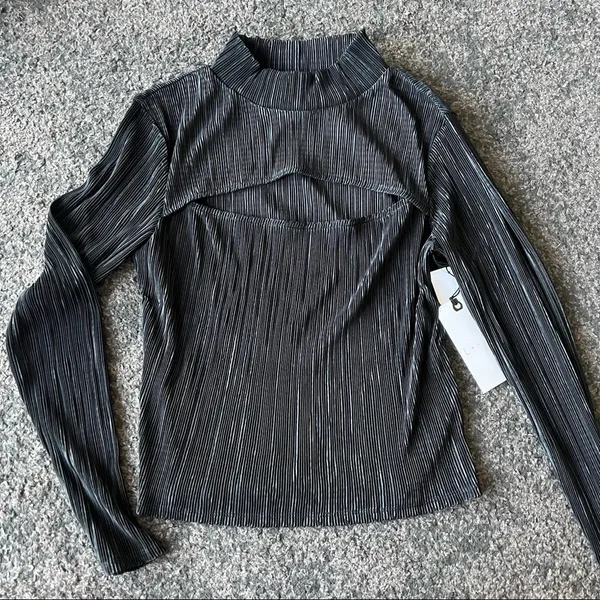 Leith pleated Cutout Front Mock Neck blouse - Image 3