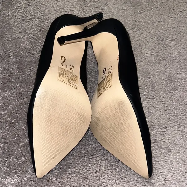 Classic Black Women's Heels Size 9 - Image 6