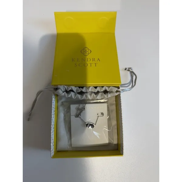 Kendra Scott Elisa BLK OPAQUE GLASS NEW IN BOX.‎ - Image 2