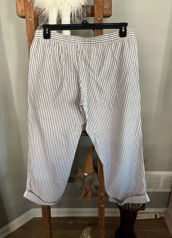 Aerie size medium grey and white pants - Image 7