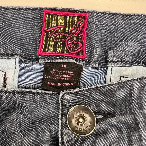 Torrid Denim Mid Rise Capri Jeans Medium Wash Whiskering Size 14 - Image 4