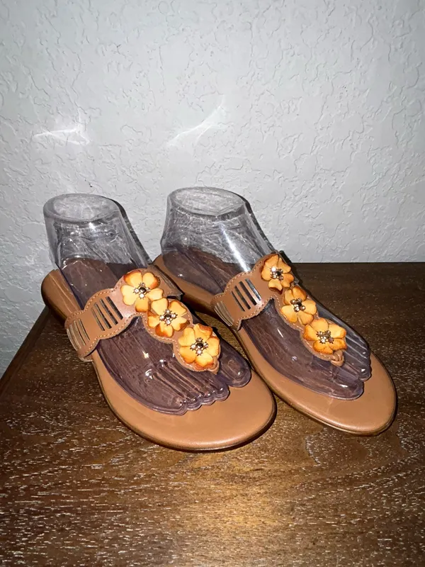 Italian Shoemakers Slip On Thong Triple Flower Sandal Shoes - Image 2