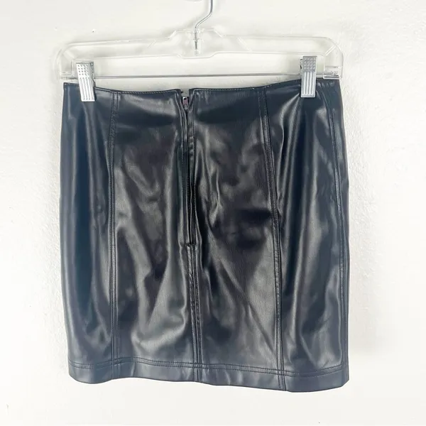 FREE PEOPLE Modern Femme Black Faux Vegan Leather Mini Skirt 6 Boho Grunge Biker - Image 2
