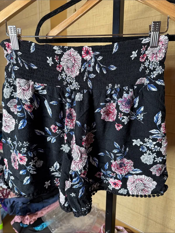 Three Dots Black Floral Smocked Pull-On Shorts Pom Pom Trim Size Medium - Image 8