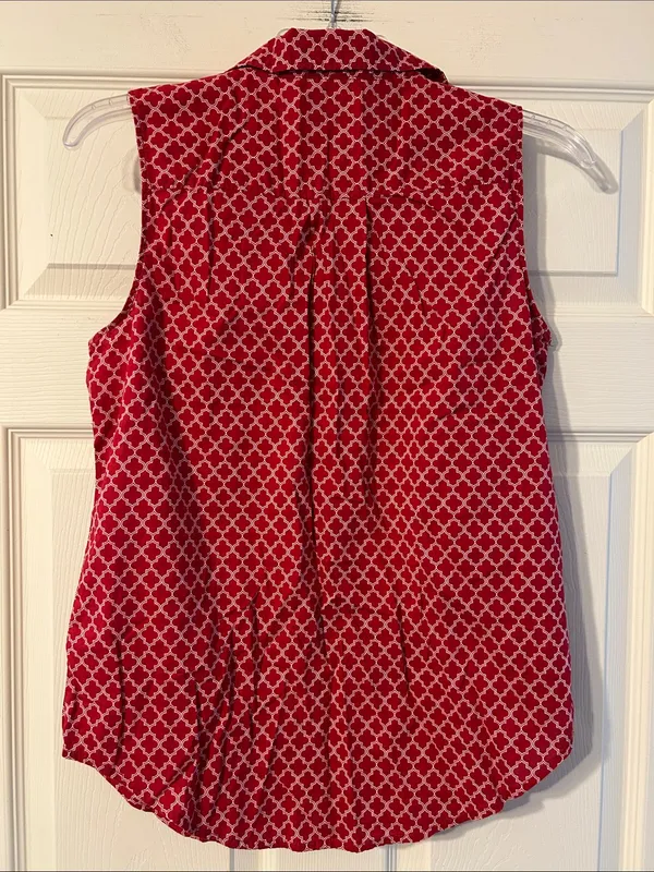 St. John's Bay Red Geometric Sleeveless Button-Down Shirt Medium - Image 4
