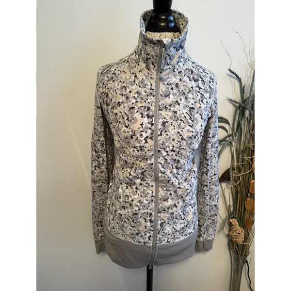 Lululemon Nice Asana Jacket Not‎ So Petite Fleur Silver Spoon Abstract Gray Sz 8 - Image 2