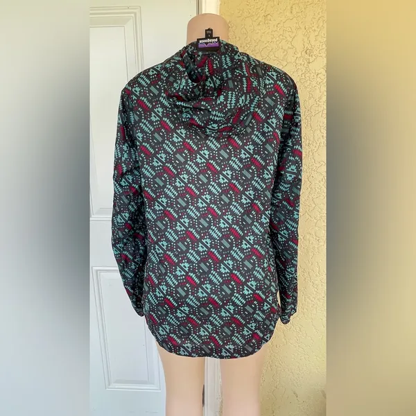 Patagonia Women's Blue and Red Patterned Ski Jacket - Image 4