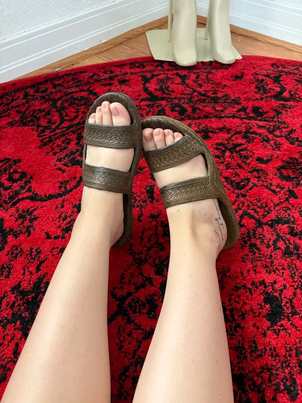 Tan comfy slides from Hawaii Brown Size 9 - Image 5