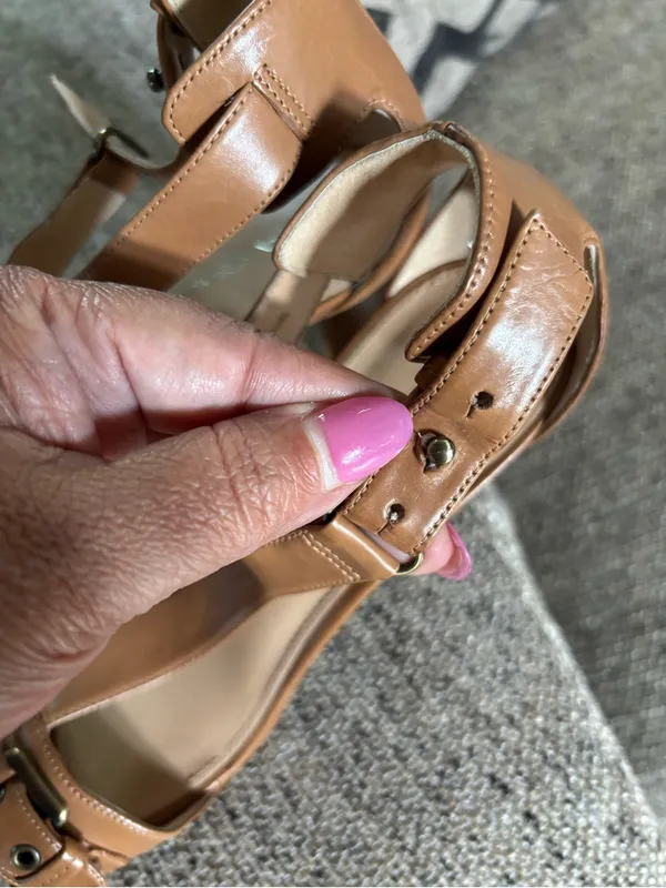 Via Spiga Tan Leather T-Strap Sandals with Buckle Accent - Image 5