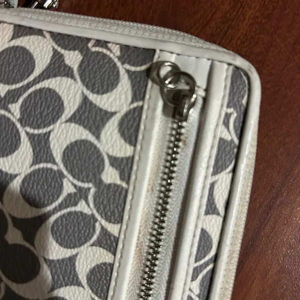 Coach Gray & Ivory Women's Wallet *flaws read notes - Image 3