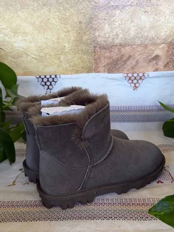 NEW Kirkland Signature Women’s Shearling Fur Grey Winter Short Boots, Size 6 - Image 8
