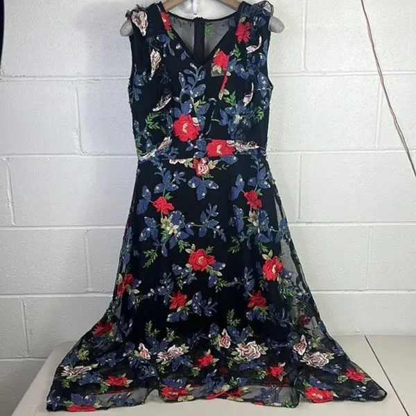 RTR VONEFloral Avalyn Dress Sleeveless embroidered MIDI V-neck black floral - Image 3