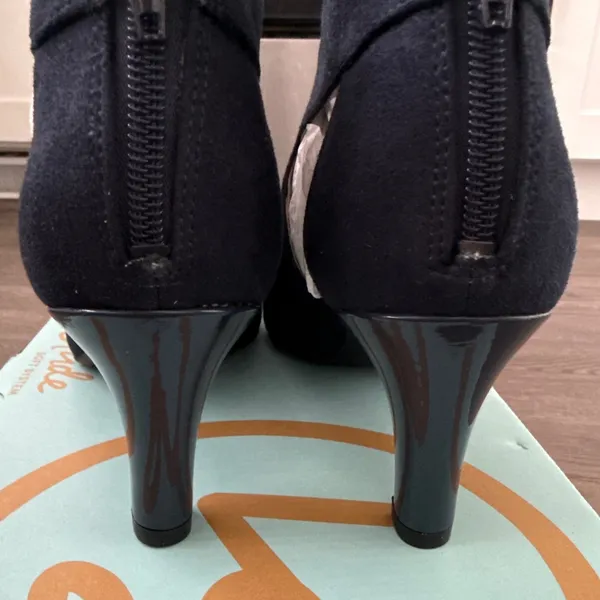 LifeStride Giovanna 2 Pump Faux Suede Cutout Heel Dress‎ Shoe Size 9.5W Navy NWB - Image 8