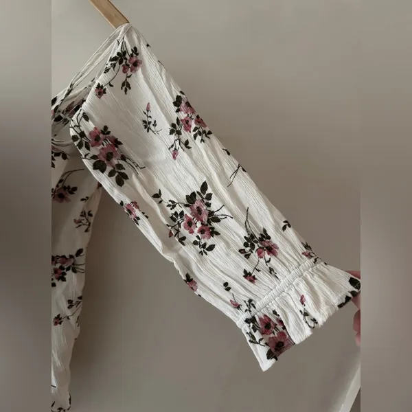American Eagle Off the Shoulder‎ White Floral Boho Flowy Blouse - Image 2
