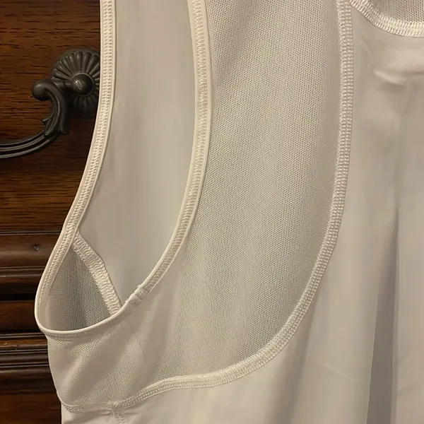 White Lululemon Tank Top, size 4, Great Condition - Image 4