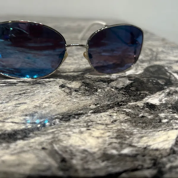 Stylish Blue Sunglasses - Image 3