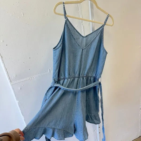 NWT Cupshe Women's Blue Cotton Denim Ruffle Hem Romper Beach Summer Medium - Image 4
