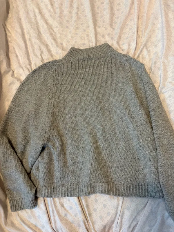 old navy gray sweater  - Image 6