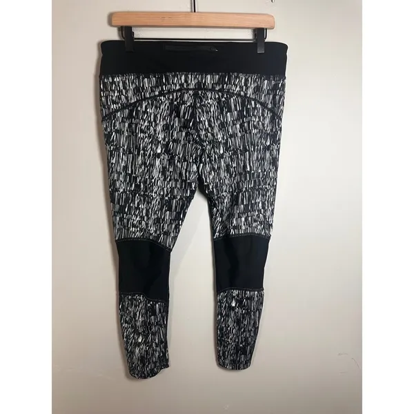 Nike Dri-FIT Womens XL Black White Abstract Print Mesh‎ Running Capri Leggings - Image 4