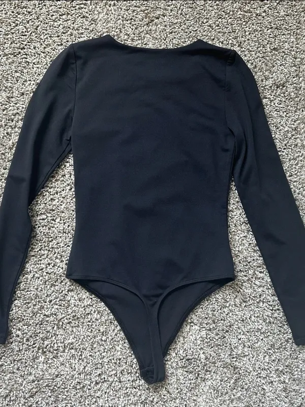 Aritzia Contour Crew Longsleeve
Bodysuit - Image 4