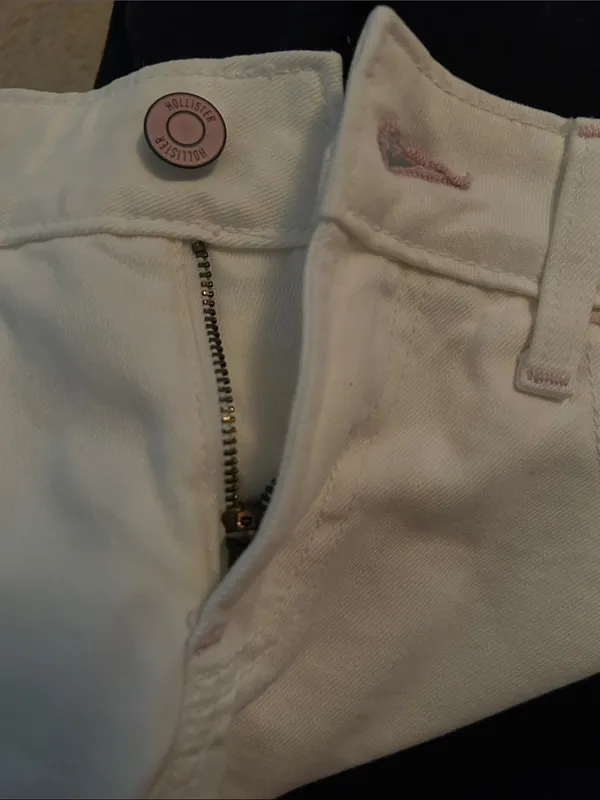 Cutest Womens Hollister Low-Rise Baggy Jeans in White - Image 5